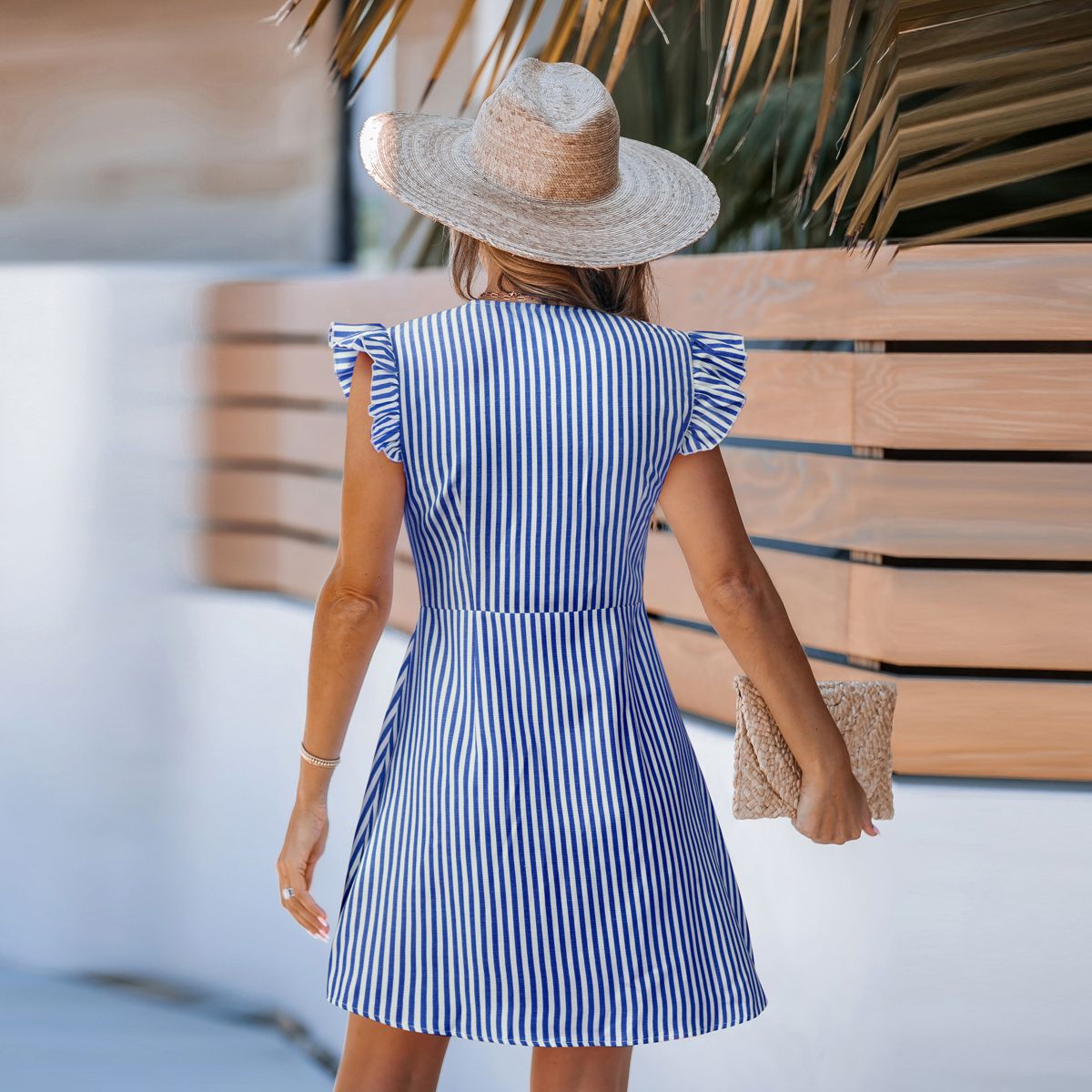 Abito camicia a righe con bottoni e maniche a balze da donna